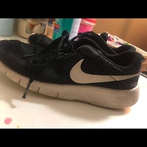 Nike black and white lace ups